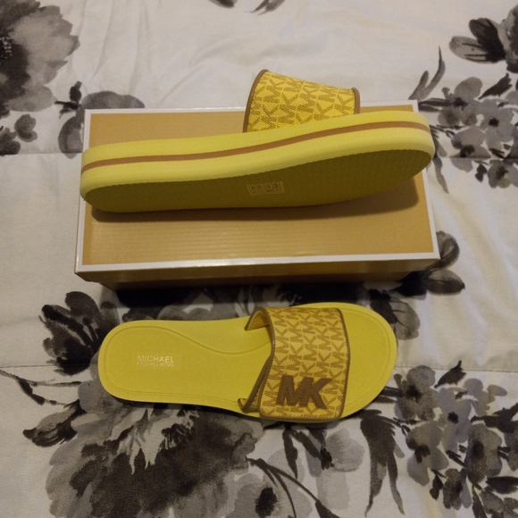 Michael Kors MK Platform Slide Sandals - Picture 11 of 12